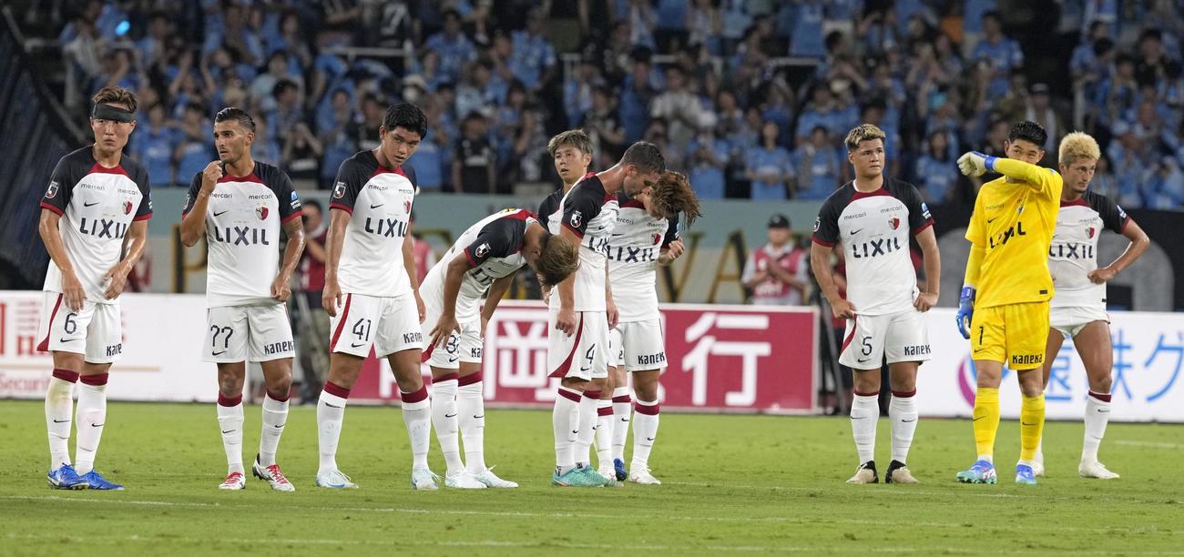 磐田に敗れ、肩を落とす鹿島イレブン（共同）