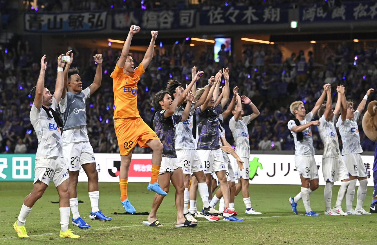 C大阪に勝利し、喜ぶアルスラン（左端）ら広島の選手たち（共同）