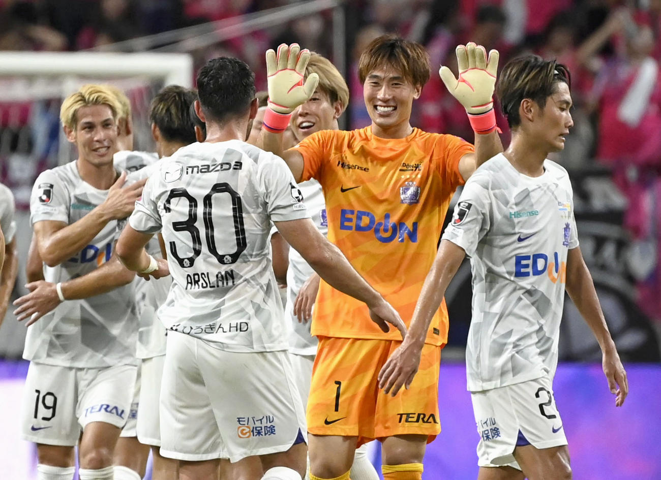 C大阪に勝利し、喜ぶGK大迫（右から2人目）ら広島イレブン（共同）