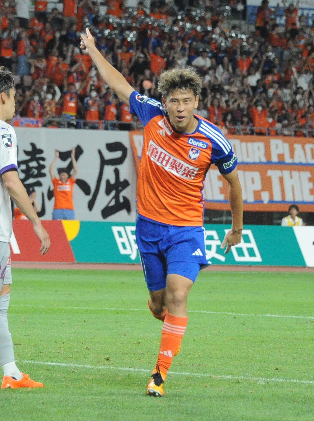 1－0の後半25分に追加点を決め、右腕を伸ばして喜ぶ新潟・谷口（撮影・小林忠）