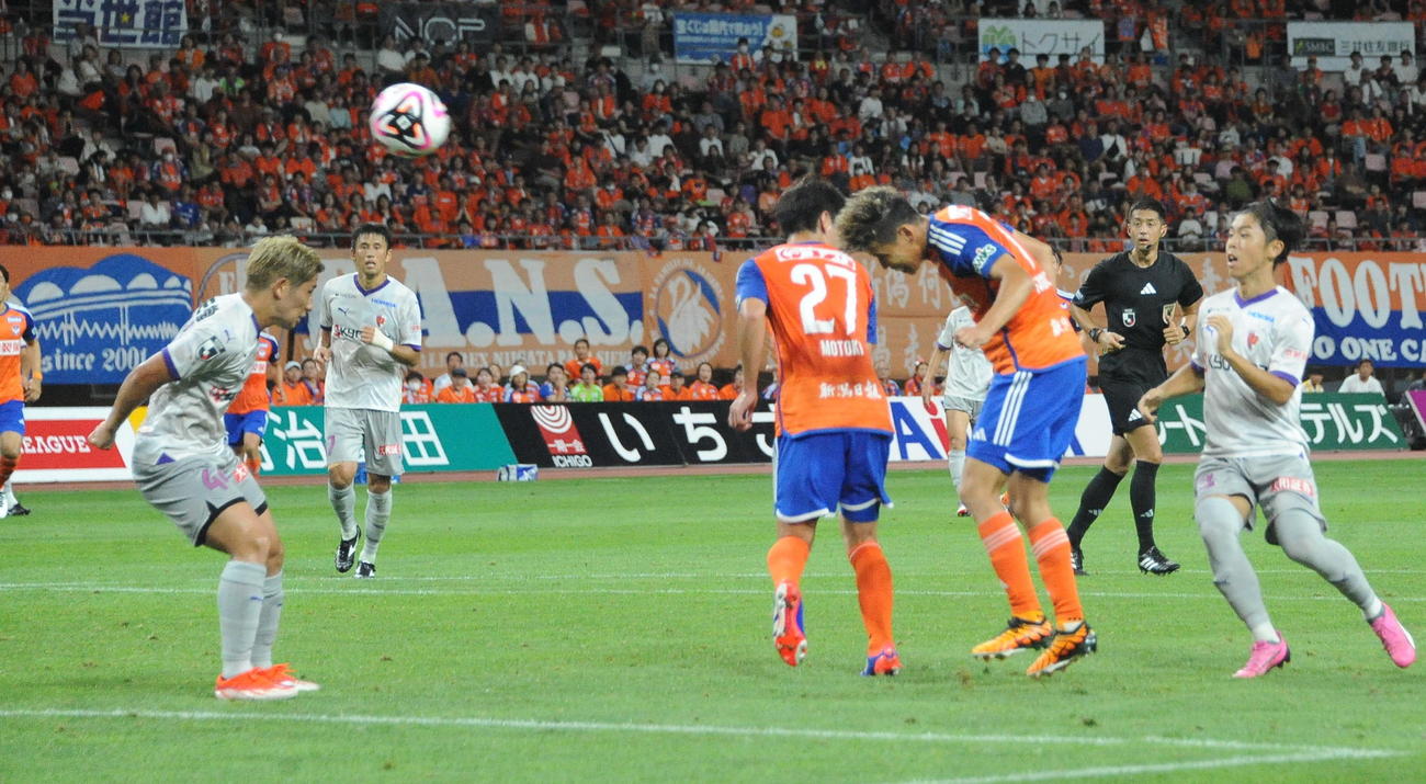 1－0の後半25分にヘディングで追加点を決める新潟・谷口（右から3人目）（撮影・小林忠）
