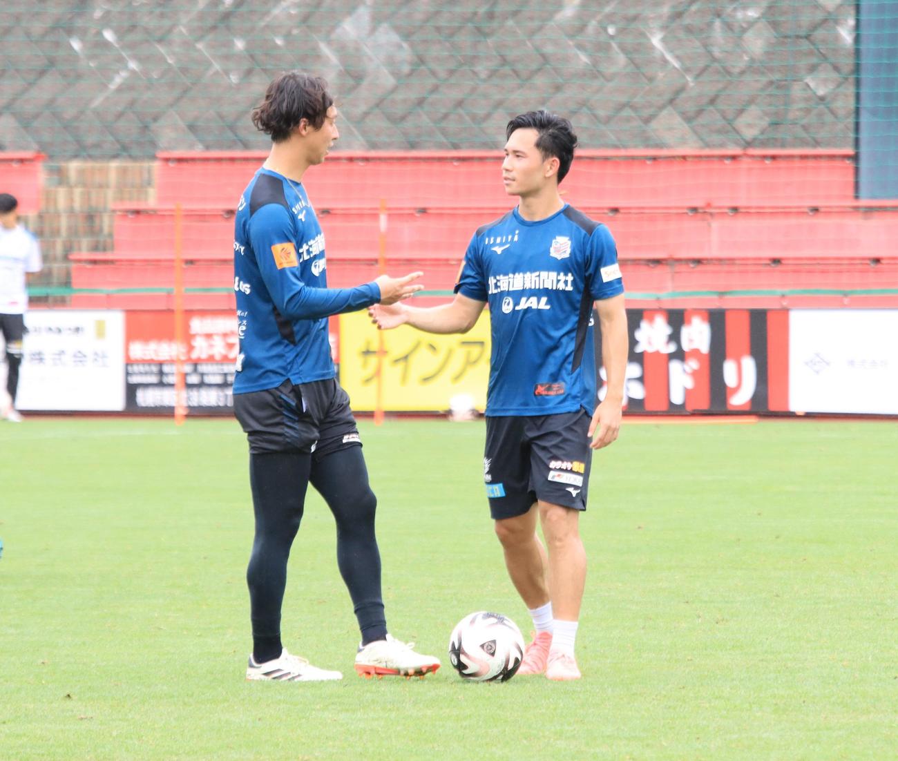 練習後、札幌スパチョーク（右）は荒野と会話する（撮影・保坂果那）