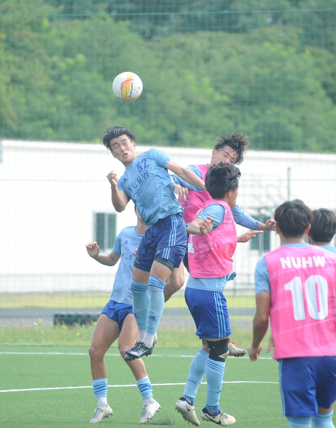 紅白戦でヘディングシュートを狙う新潟医療福祉大・秋元（左）（撮影・小林忠）