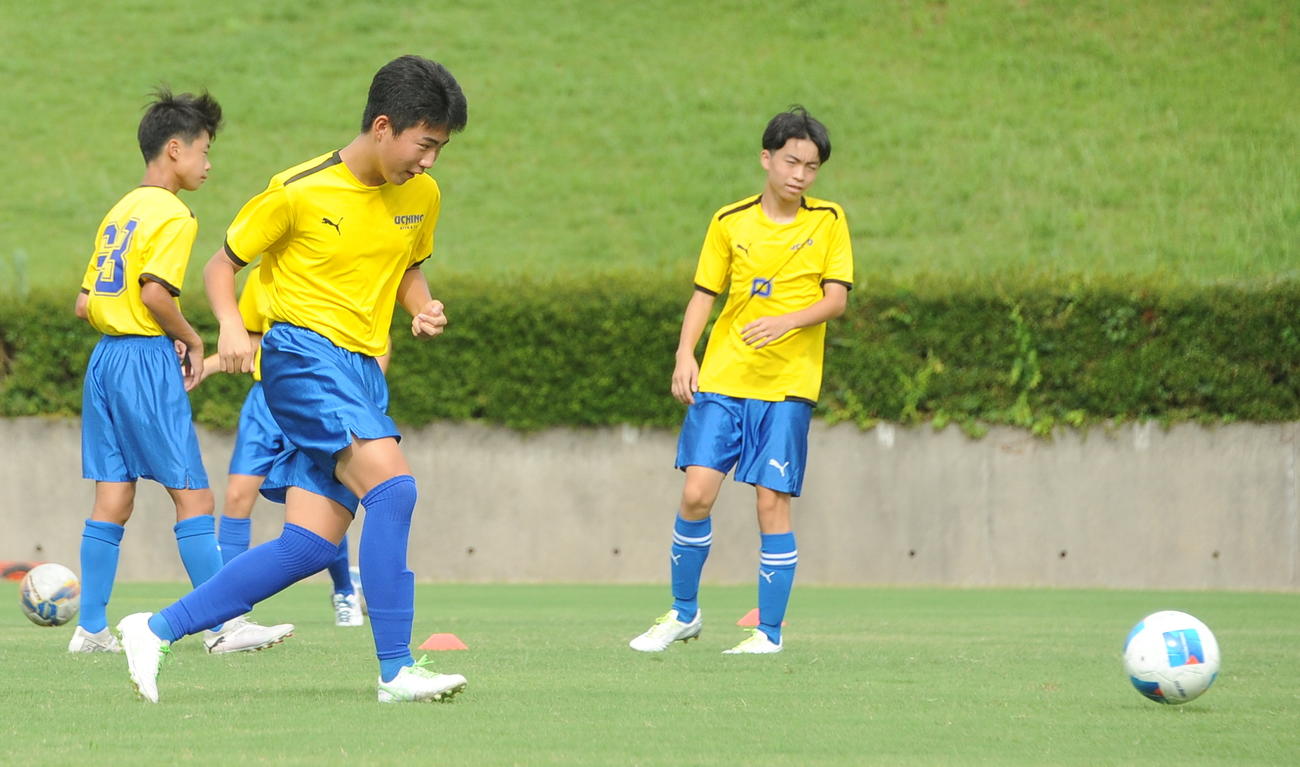パスを出す内野中・岡本理主将（右から2人目）