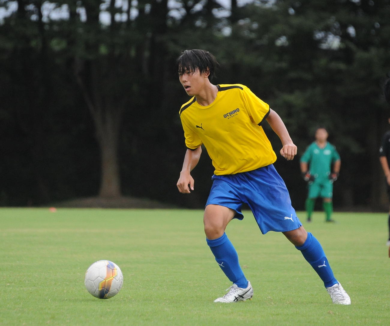 ドリブルする内野中・清水