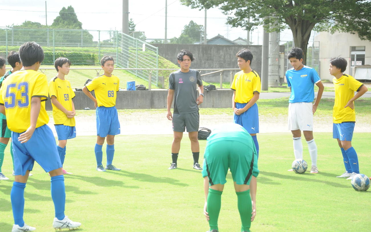 選手を集める内野中・桾沢監督（中央奥）