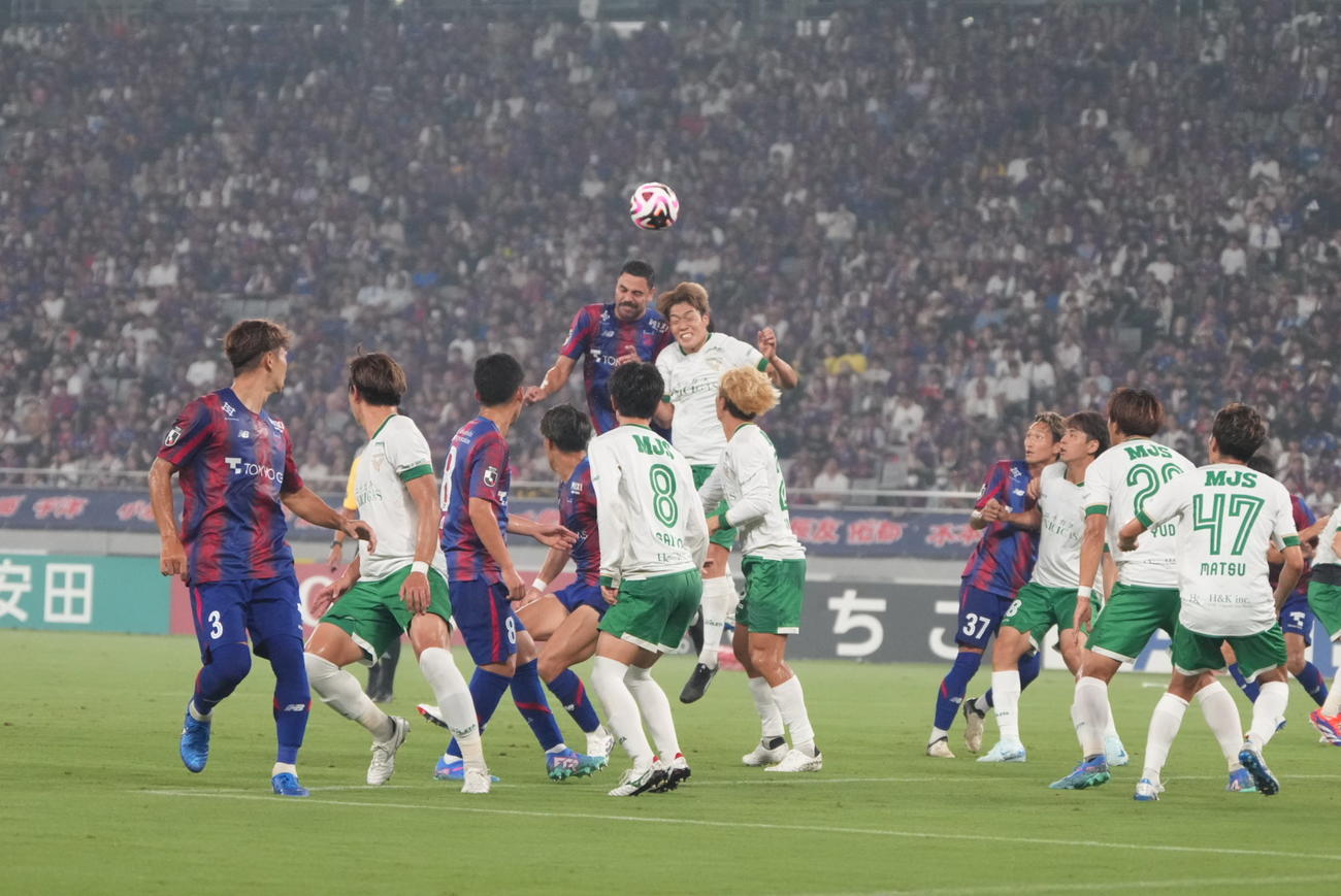 東京対東京V　前半、浮き球を競り合う東京オリヴェイラ（左）と東京V染野（撮影・小沢裕）