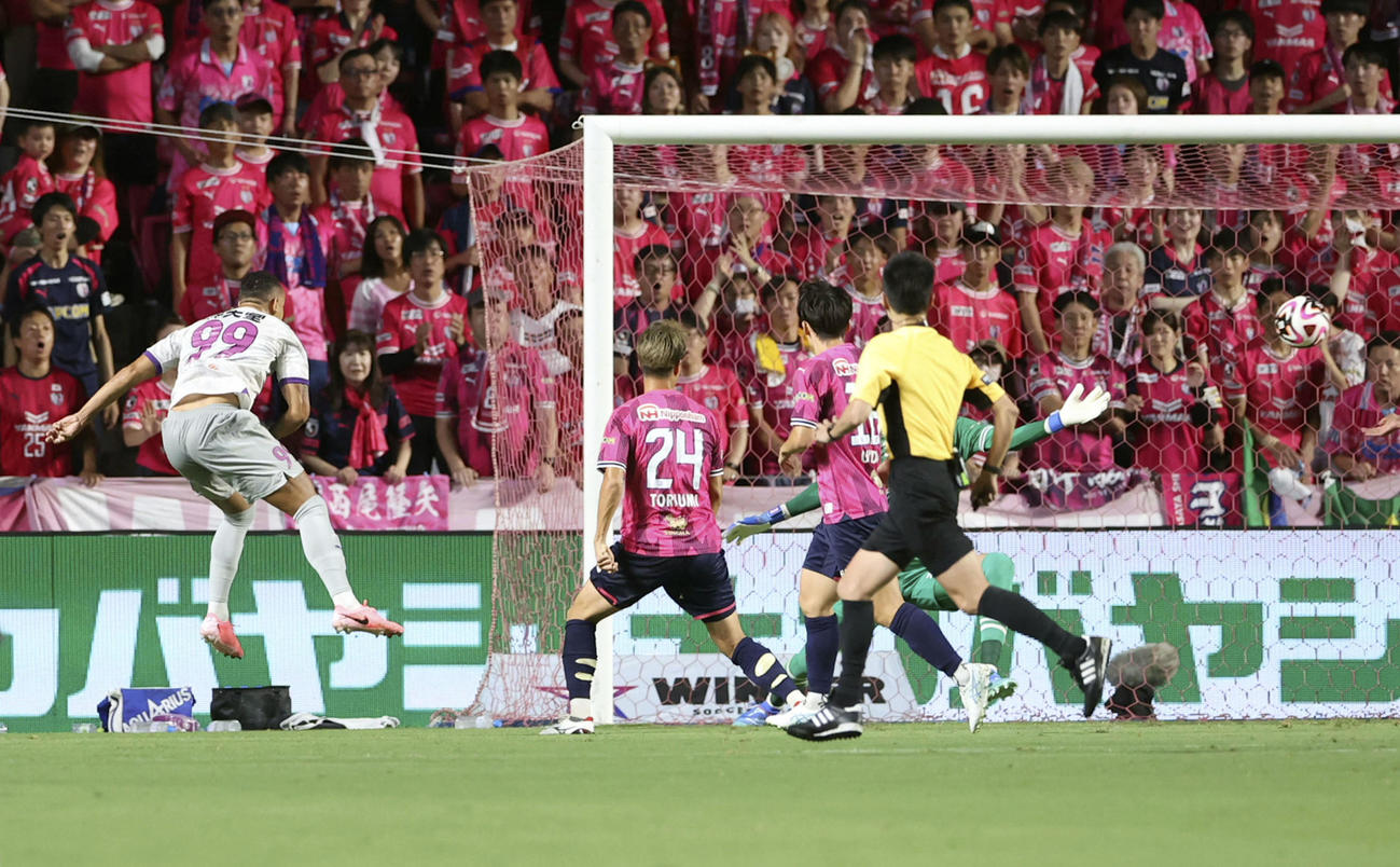 C大阪―京都　前半、先制ゴールを決める京都・ラファエルエリアス（左、99）（共同）