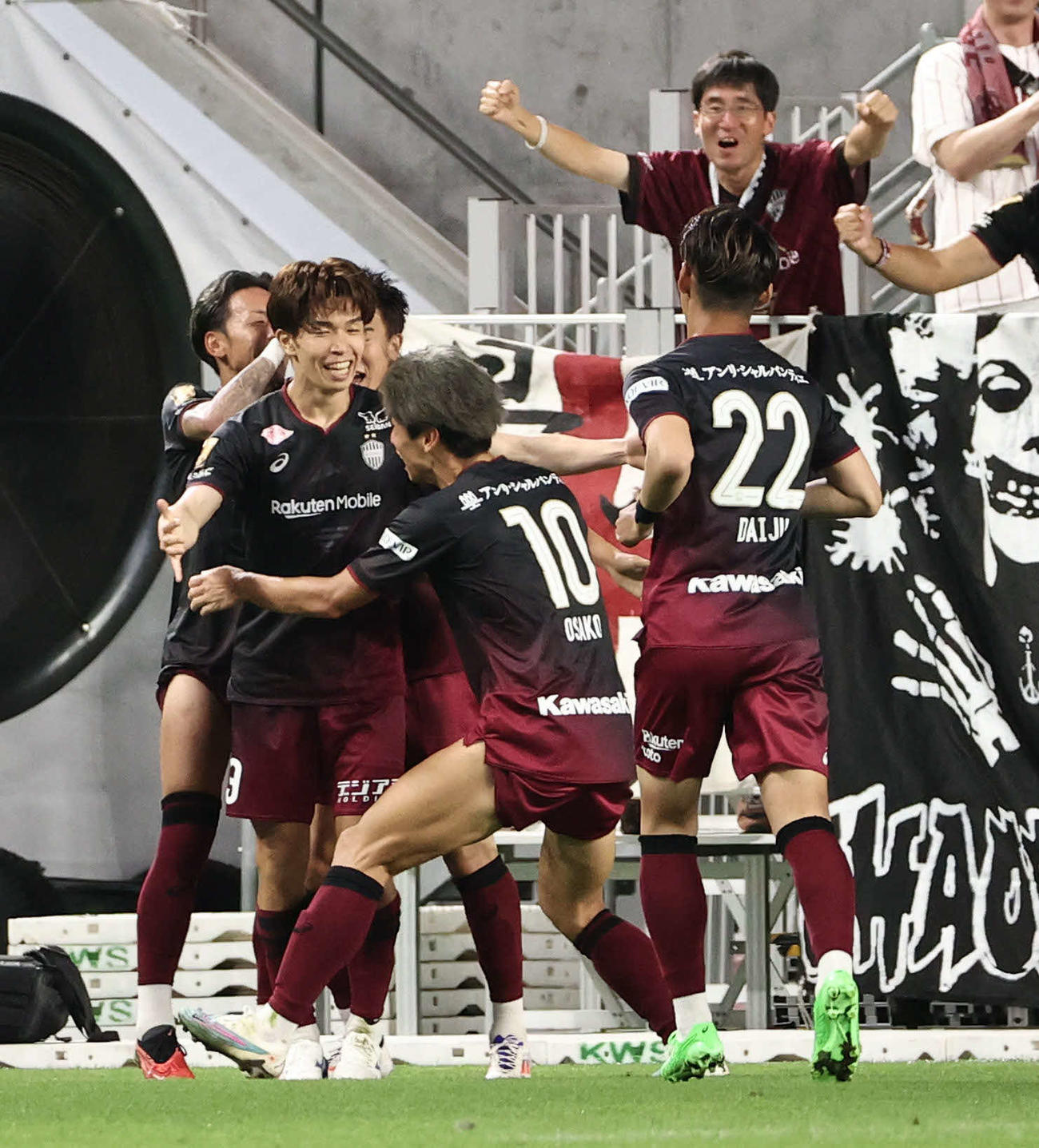 神戸対G大阪　後半、神戸宮代がゴールを決め、大迫の祝福を受ける（撮影・西尾就之）