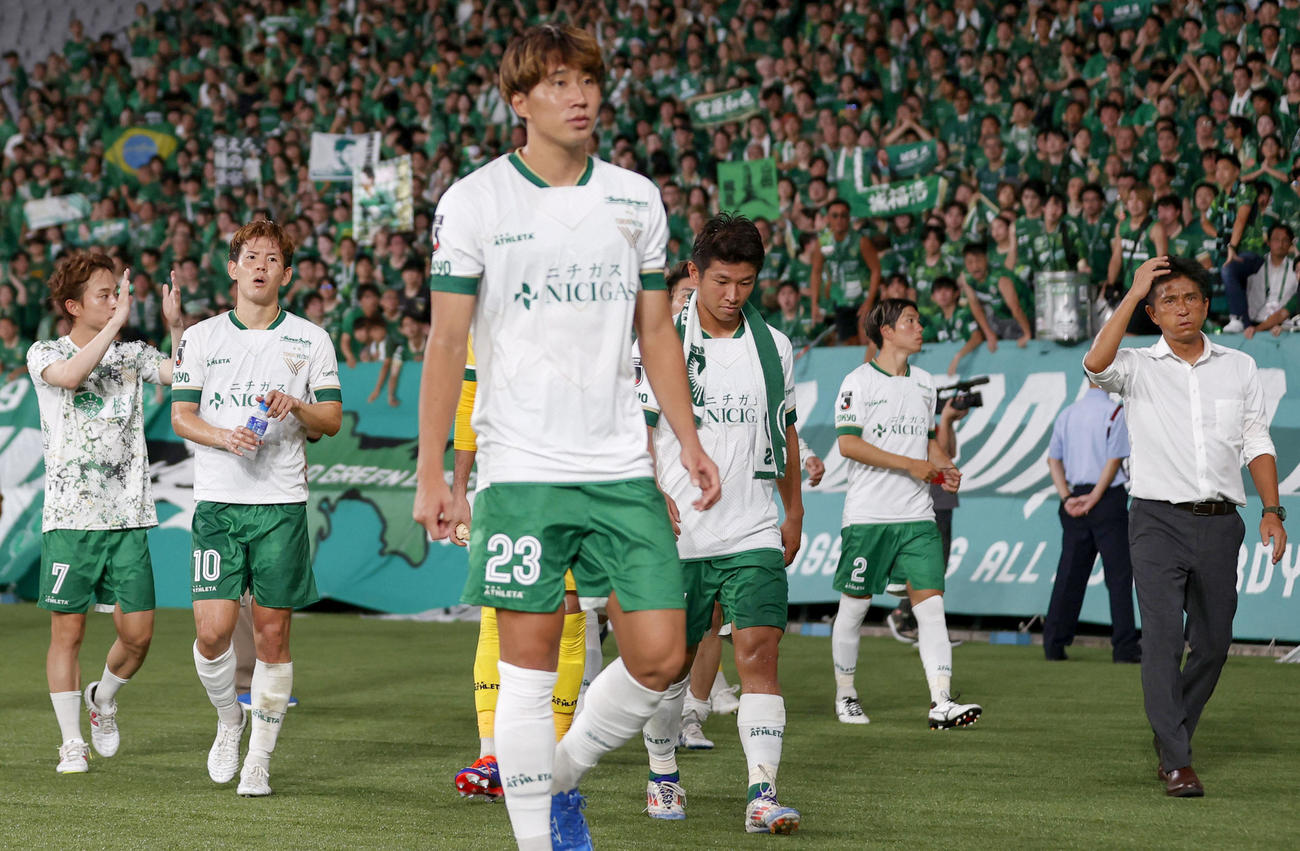 FC東京と引き分け、厳しい表情で引き揚げる東京V城福監督（右端）ら（共同）