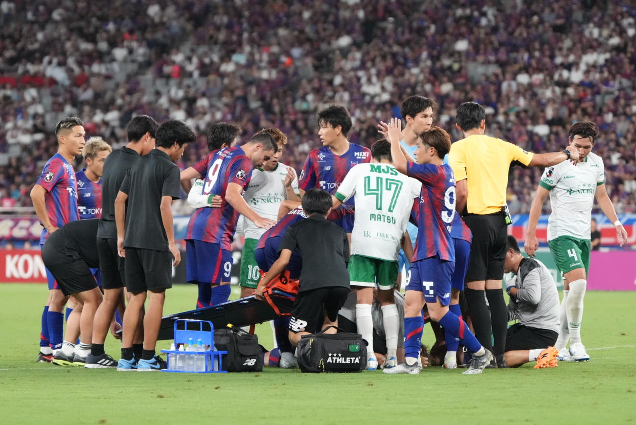 東京対東京V　後半、東京森重が脳しんとうでピッチに倒れ込んだため担架が運び込まれた（撮影・小沢裕）