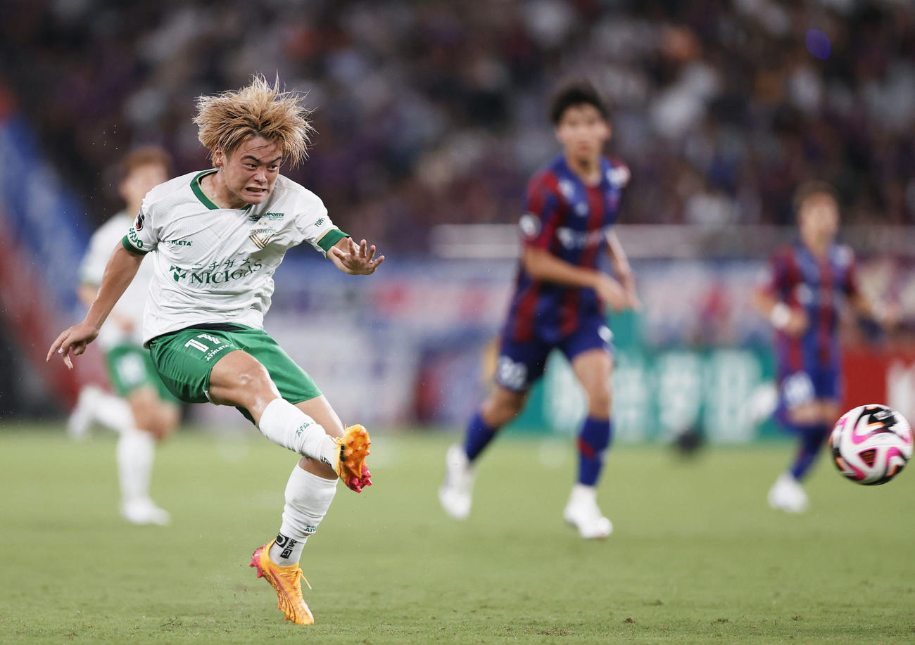 FC東京―東京V　後半、シュートを放つ東京V・山見(共同)