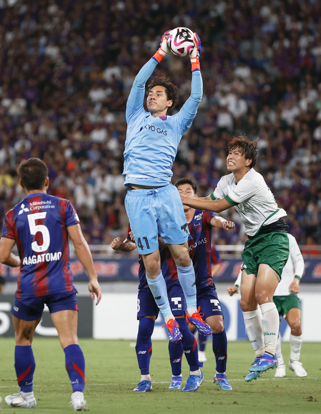 FC東京―東京V　後半、セーブするFC東京・GK野沢大（中央）(共同)
