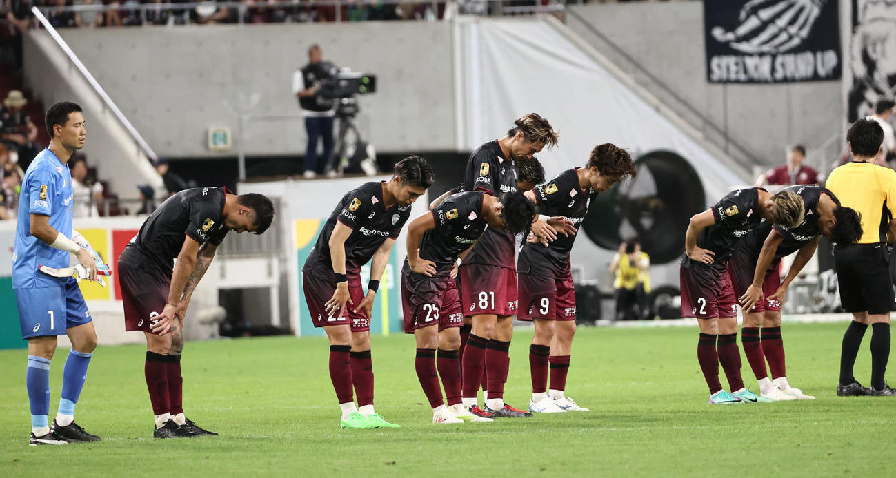 神戸対G大阪　引き分けに終わりサポーターに頭を下げる神戸イレブン（撮影・西尾就之）