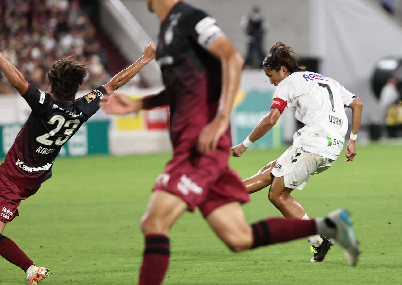 神戸対G大阪　後半、G大阪宇佐美が同点ゴールを決める（撮影・西尾就之）