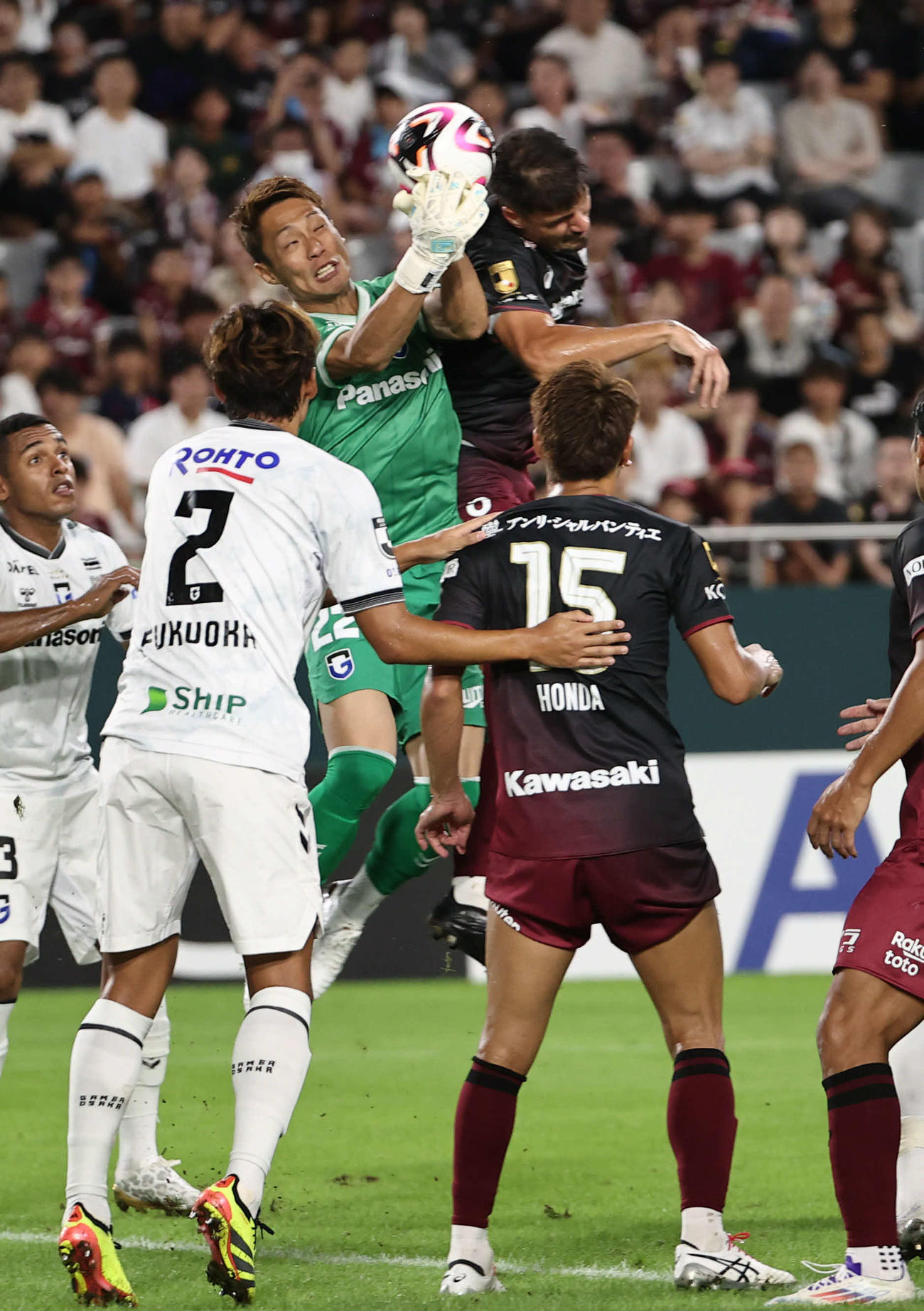 神戸対G大阪　前半、ゴール前で競り合うG大阪GK一森と神戸トゥーレル（撮影・西尾就之）
