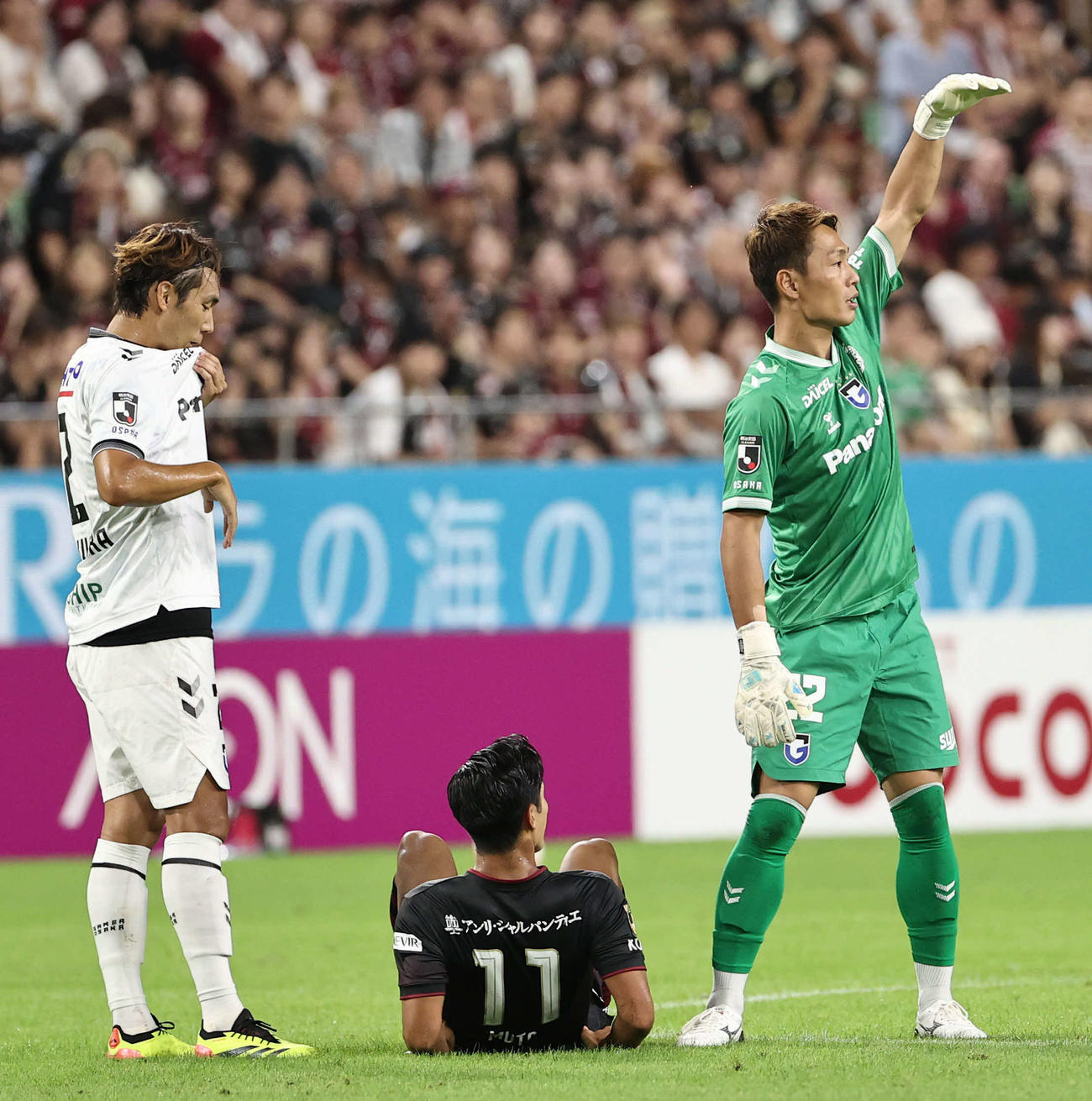 神戸対G大阪　前半、倒れた神戸武藤（中央）にG大阪GK一森（右）がスタッフを呼ぶ。武藤はこのまま交代（撮影・西尾就之）