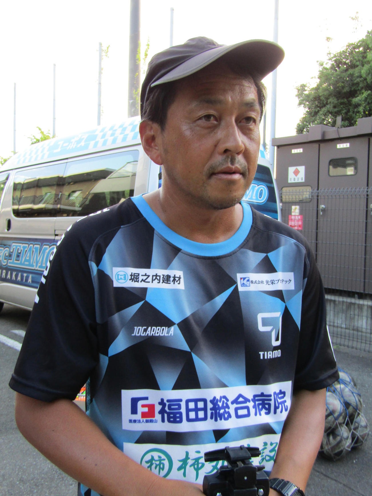 取材に応じるティアモ枚方・二川孝広監督
