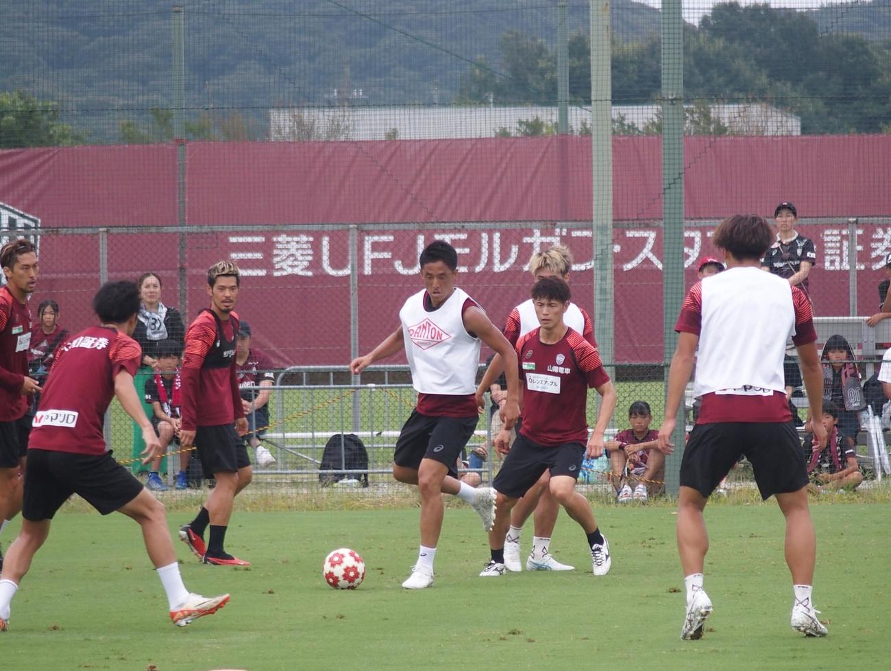 ボールキープする神戸MF森岡亮太（撮影・永田淳）