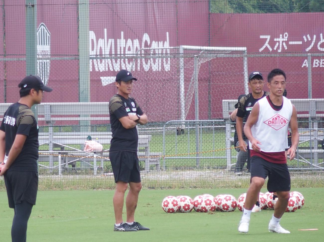 練習を見守る神戸の吉田孝行監督（中央、撮影・永田淳）