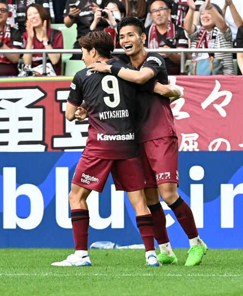 神戸対京都 後半、自ら蹴ったPKのこぼれ球を押し込んでゴールを決めた神戸佐々木(右)は宮代の祝福に笑顔を見せる(撮影・前岡正明)