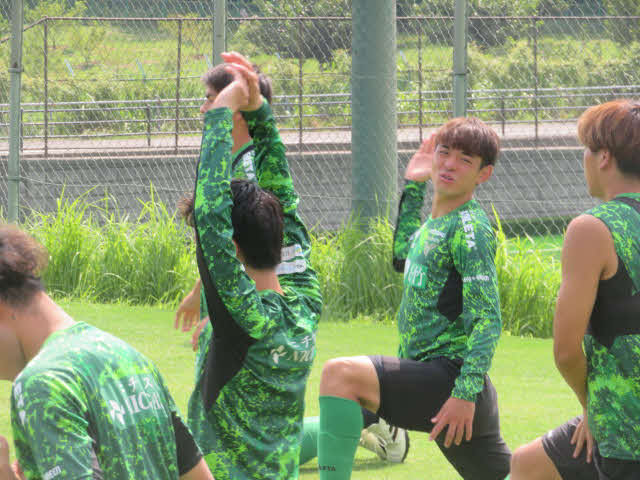リラックスした様子でウォーミングアップに励む東京V山田楓喜（右から2人目）