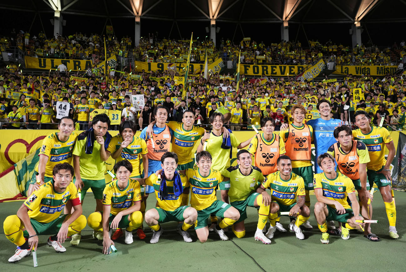 千葉対札幌　札幌に競り勝ち、写真に納まる千葉の選手たち（共同）