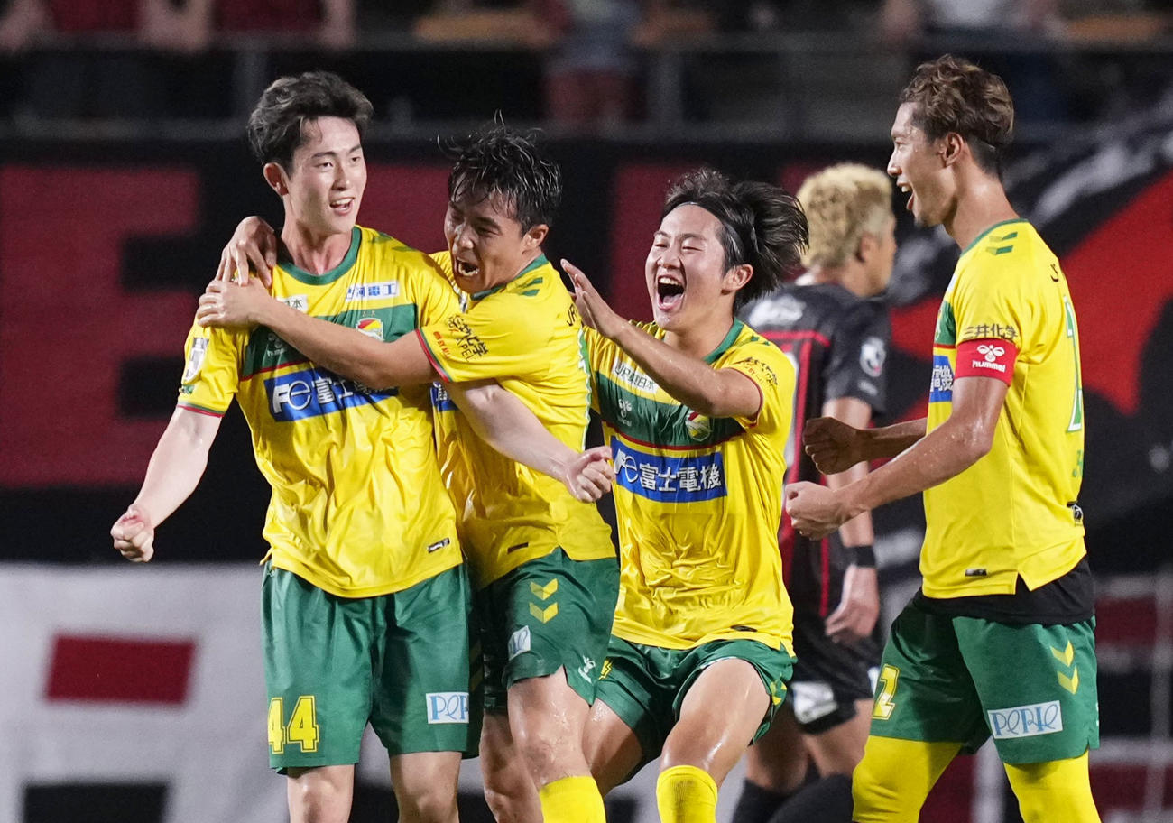 千葉対札幌　前半、先制FKを決め、祝福される千葉・品田（左端）（共同）