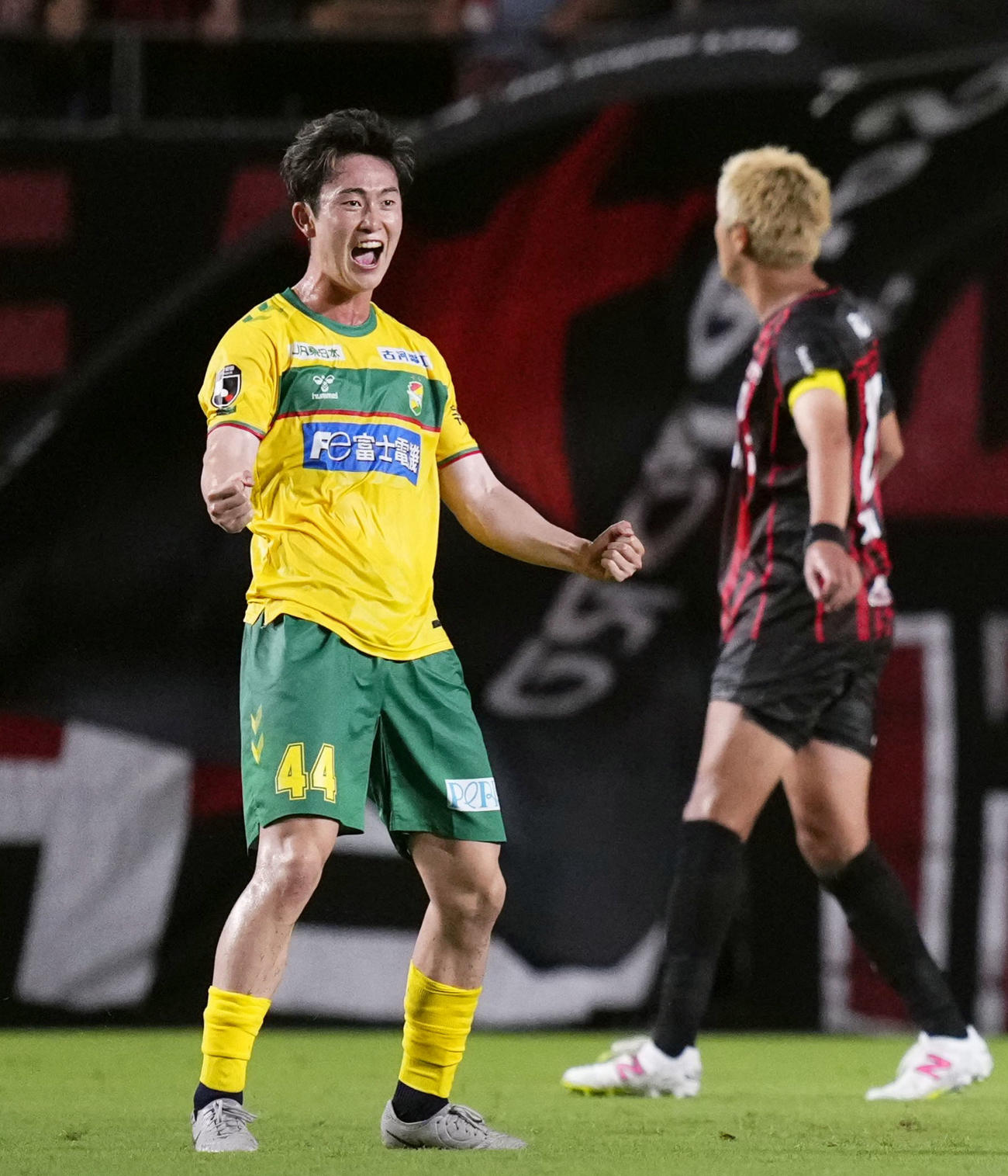 千葉対札幌　前半、先制FKを決め、ガッツポーズする千葉・品田（共同）