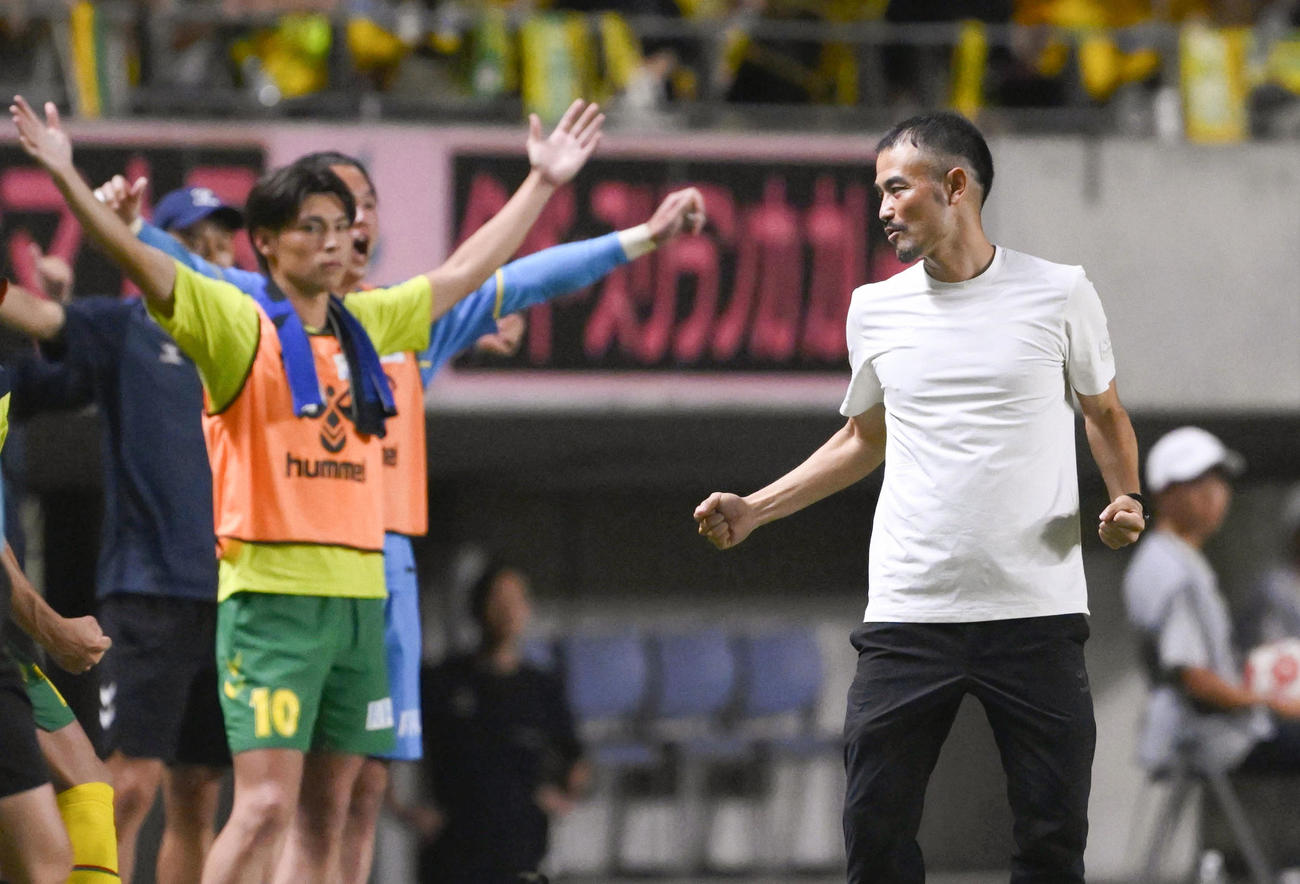 千葉対札幌　ガッツポーズする千葉・小林監督（右）（共同）