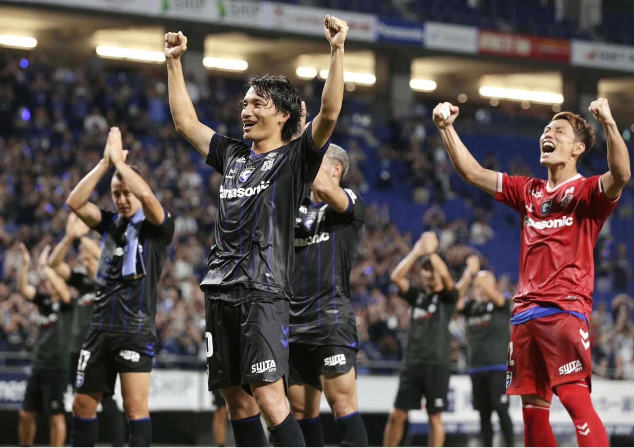 湘南に勝利し、喜ぶG大阪イレブン（共同）