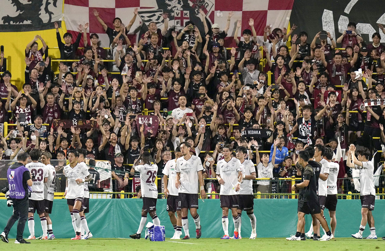 柏対神戸　柏に勝利し、喜ぶ神戸の選手とサポーター（共同）