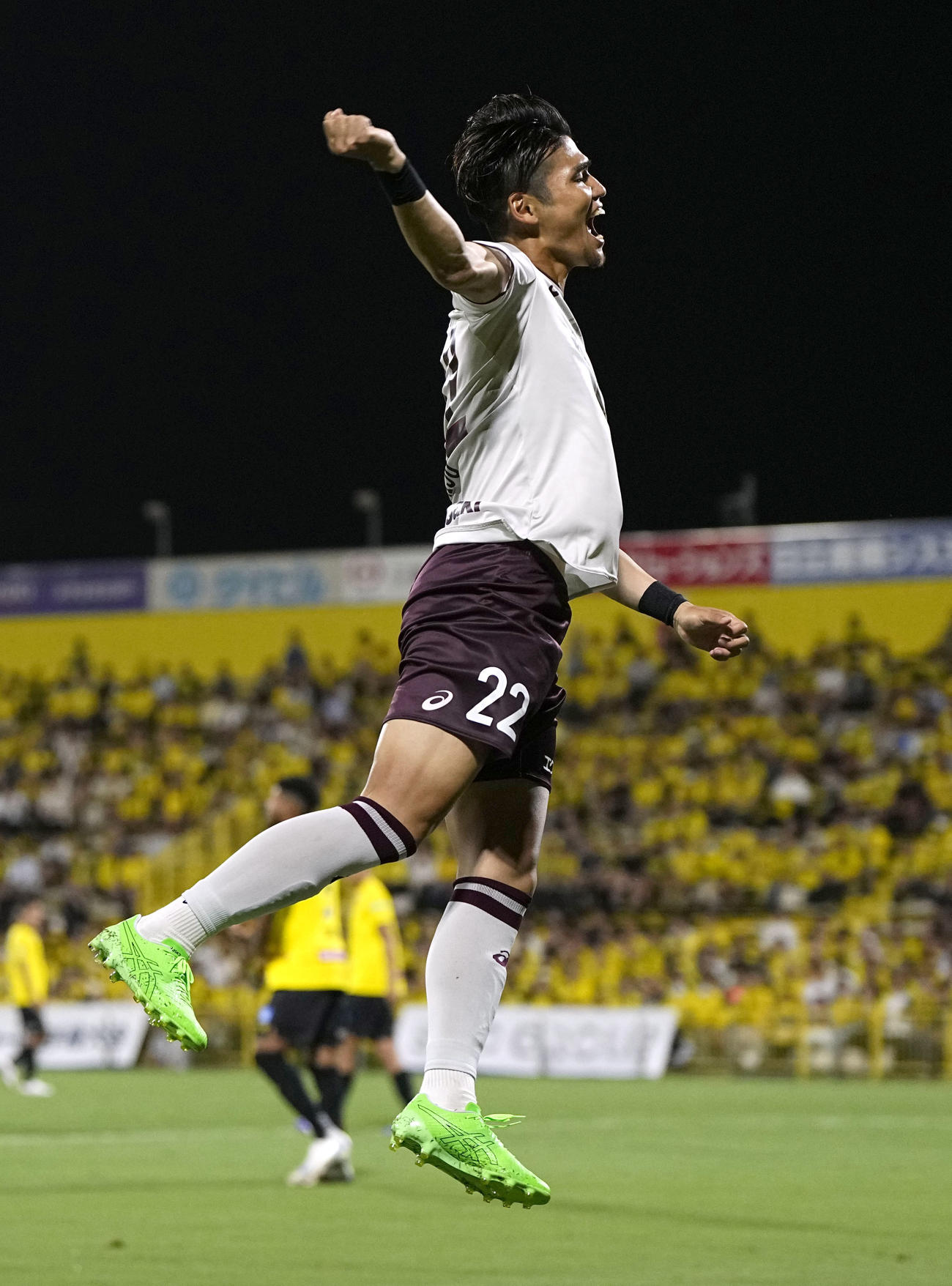柏対神戸　前半、決勝ゴールを決め、跳び上がって喜ぶ神戸・佐々木（共同）