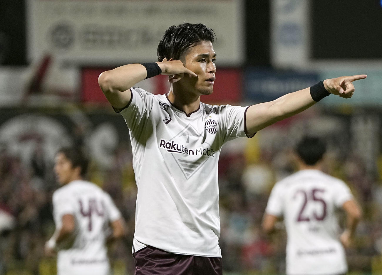 柏対神戸　前半、決勝ゴールを決め、ポーズをとる神戸・佐々木（共同）