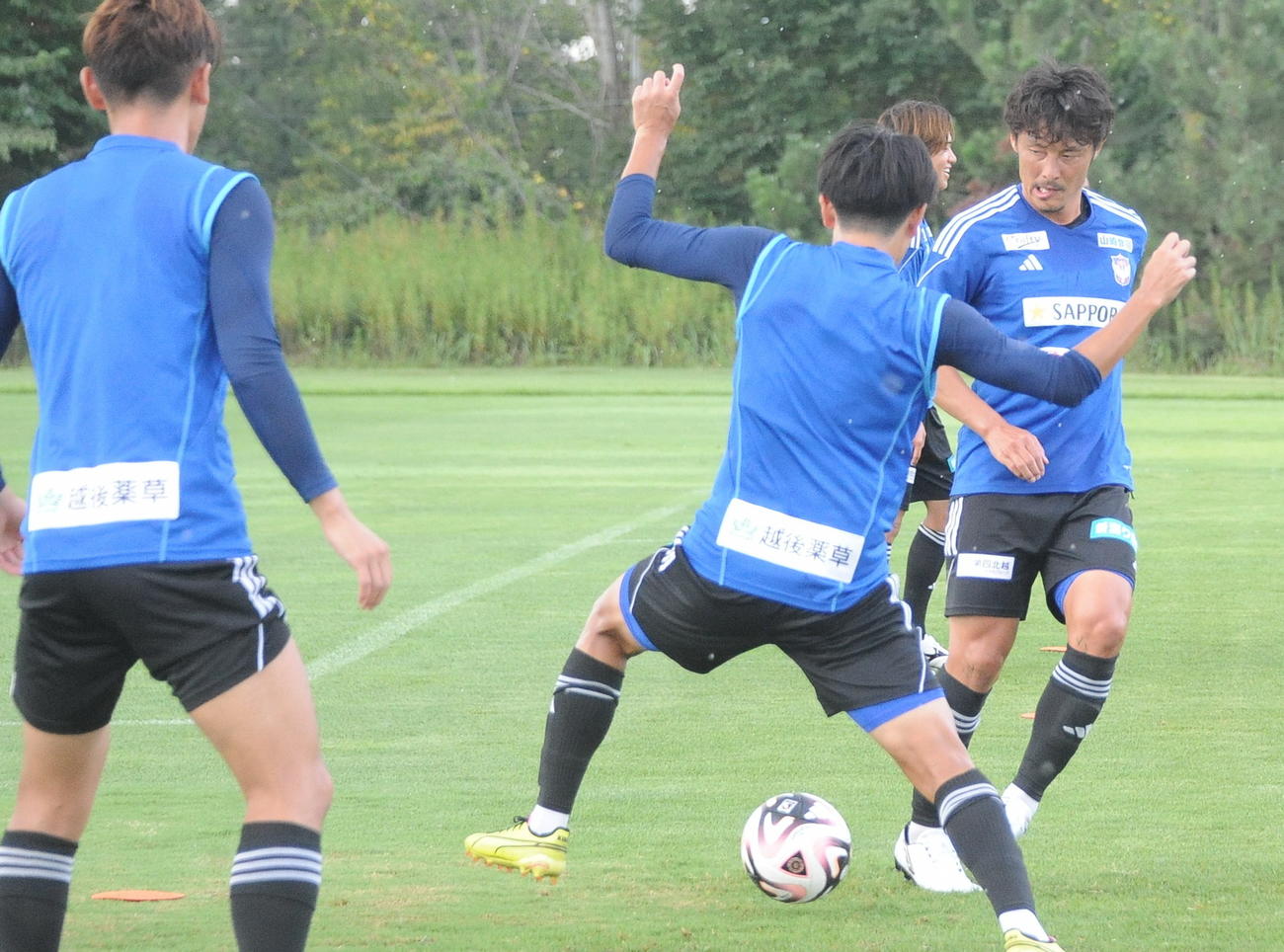 町田戦前日練習でパスを出す島田（右）（撮影・小林忠）