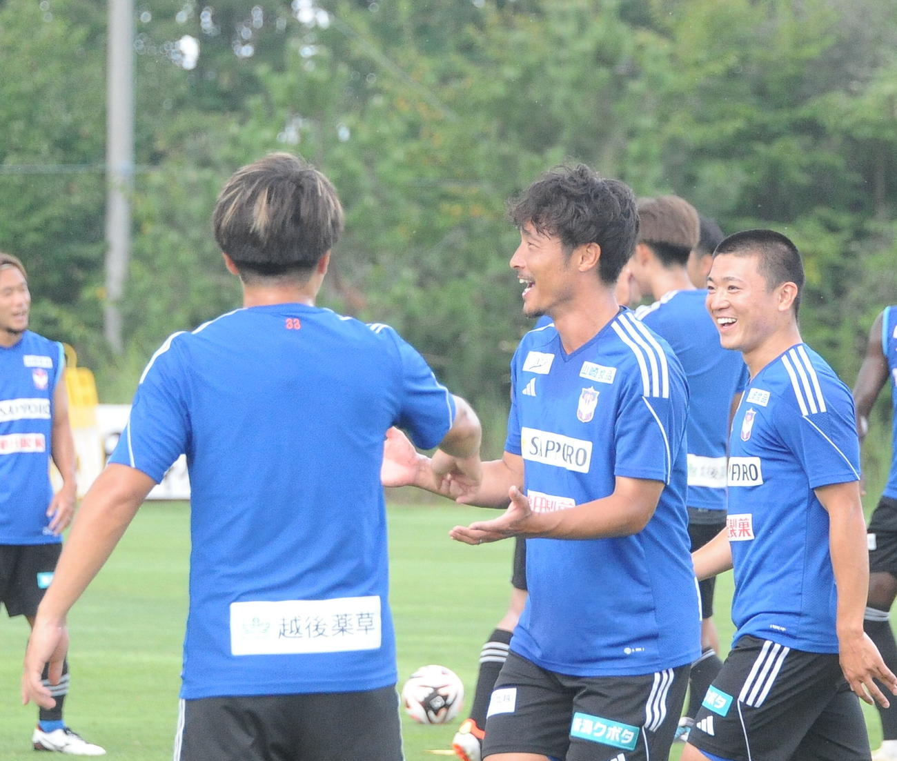 町田戦前日練習の合間に笑顔を見せる島田（中央右）（撮影・小林忠）