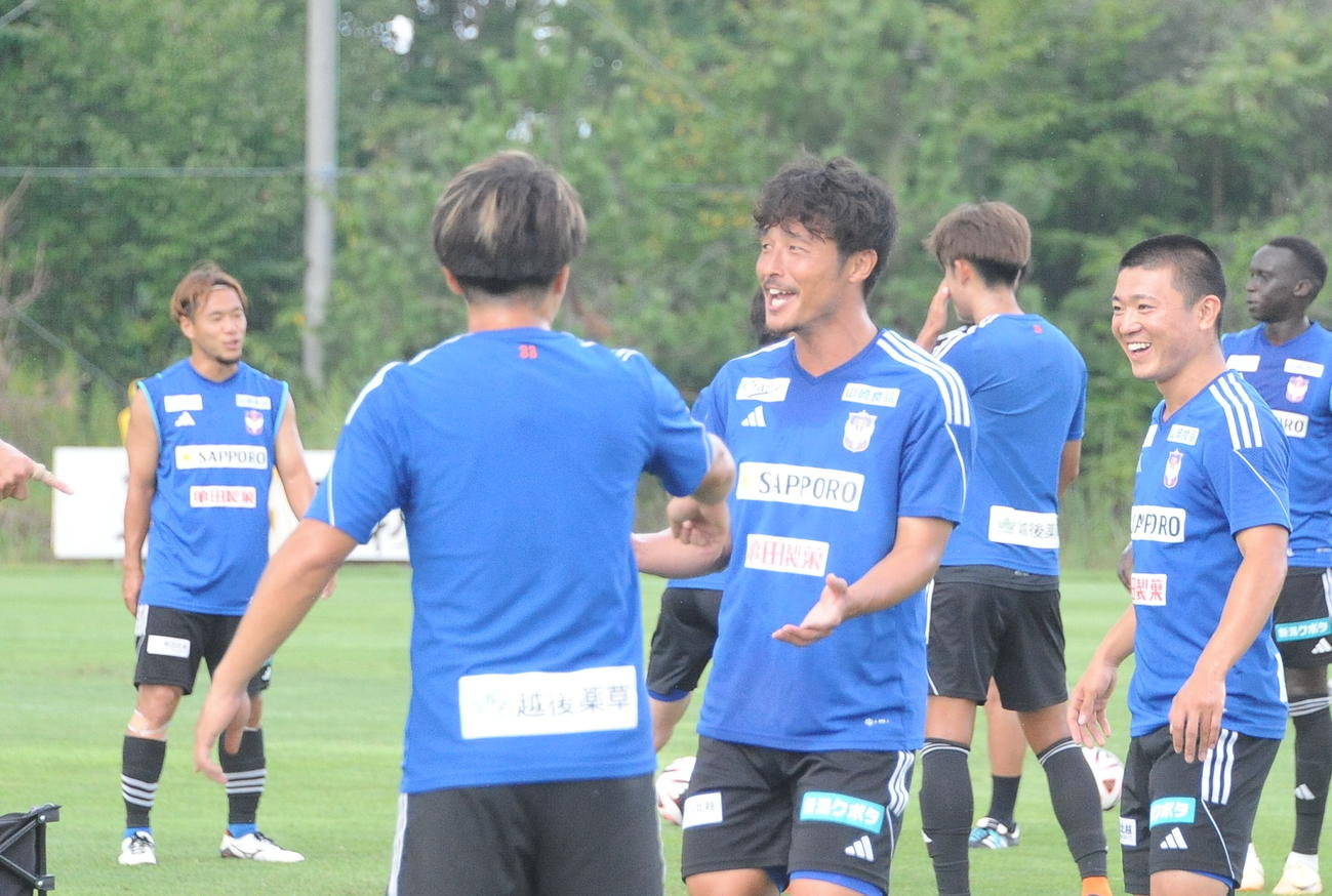 町田戦前日練習の合間に笑顔を見せる島田（中央右）（撮影・小林忠）