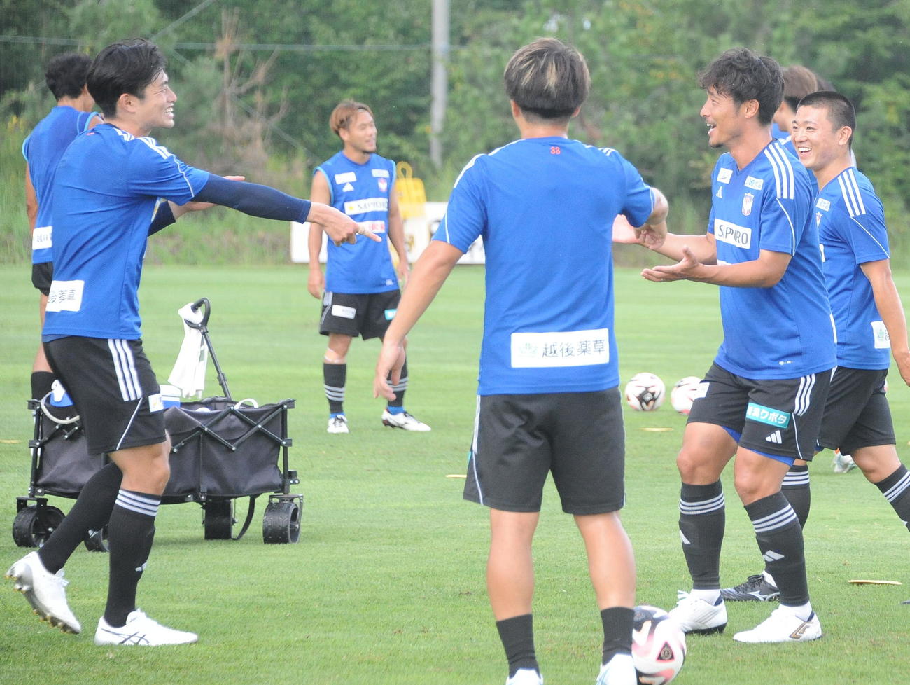 町田戦前日練習の合間に笑顔を見せる島田（中央右）（撮影・小林忠）