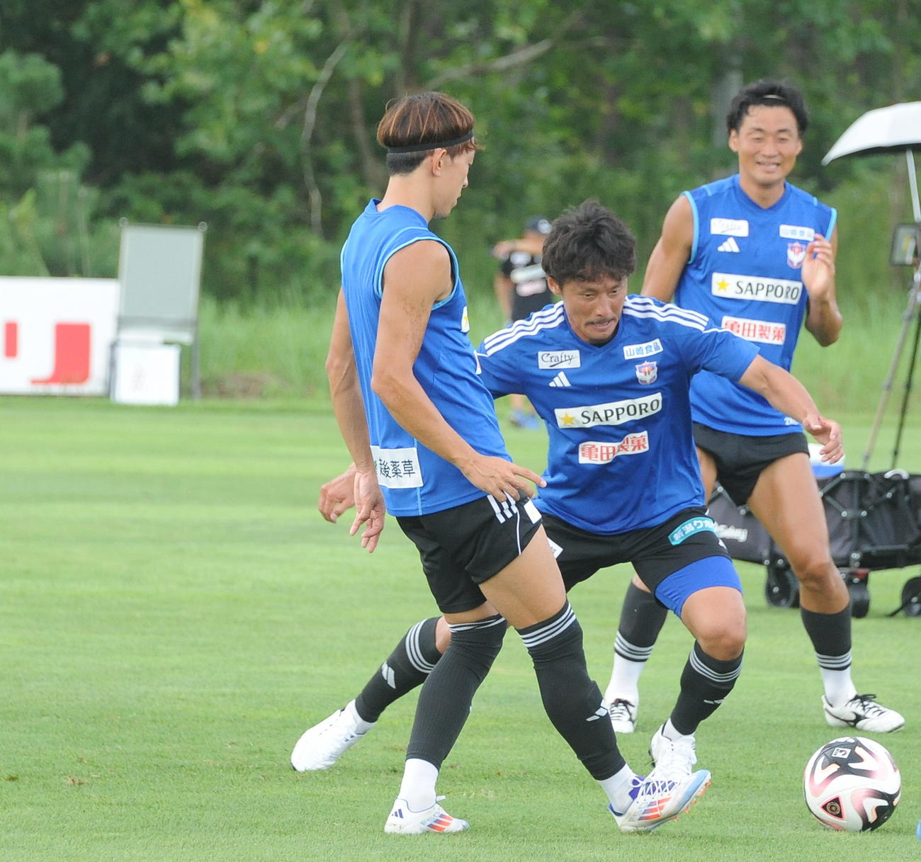 町田戦前日練習でボールを追う島田（中央）（撮影・小林忠）