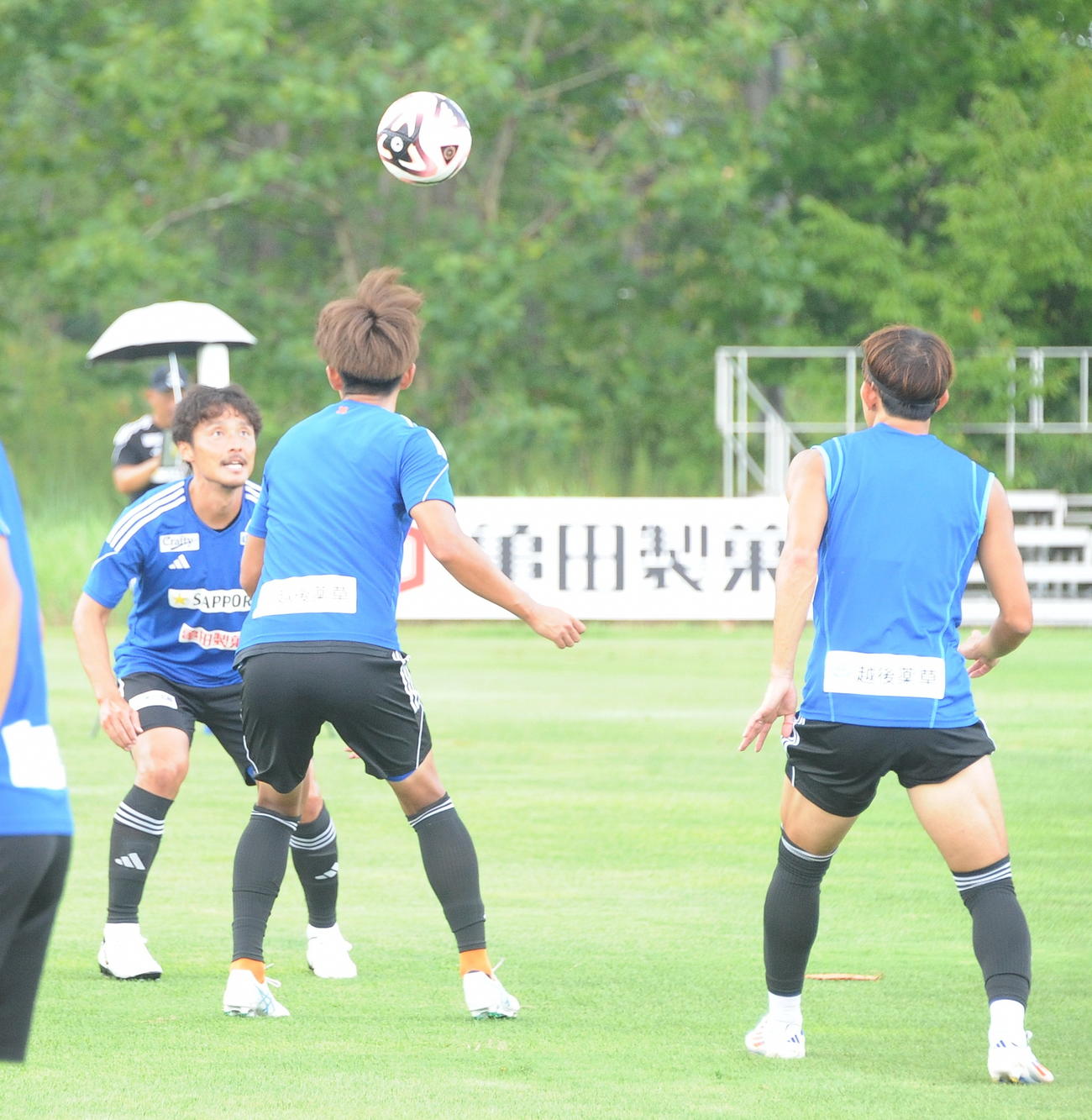 町田戦前日練習でヘディングする島田（左）（撮影・小林忠）