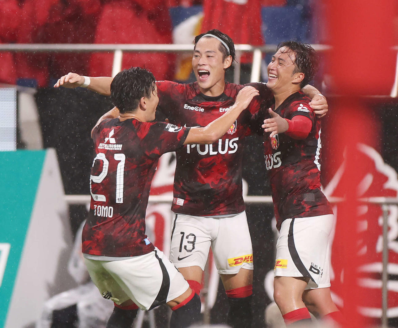 浦和対川崎F　前半、ゴールを決めチームメートと喜ぶ浦和渡辺（中央）（撮影・宮地輝）