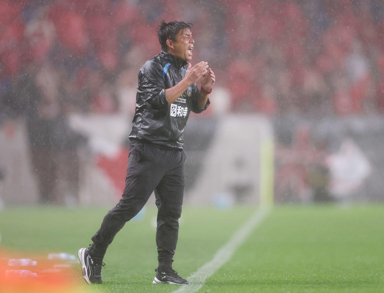 浦和対川崎F　前半、指示を出す川崎F鬼木監督（撮影・宮地輝）