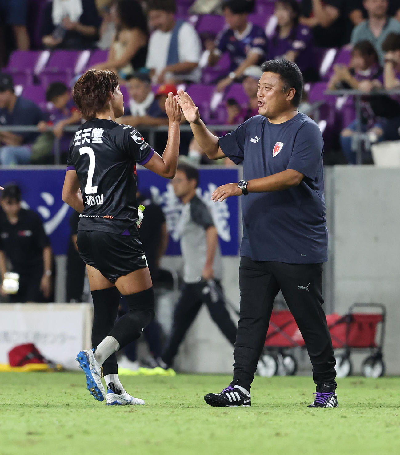 京都対FC東京　FC東京に勝利してハイタッチを交わす福田（右）と曹貴裁監督（撮影・白石智彦）