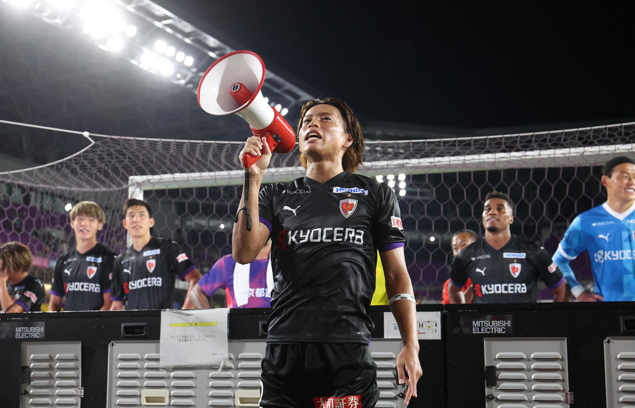 京都対FC東京　FC東京に勝利して拡声器でサポーターに感謝する京都福田（撮影・白石智彦）