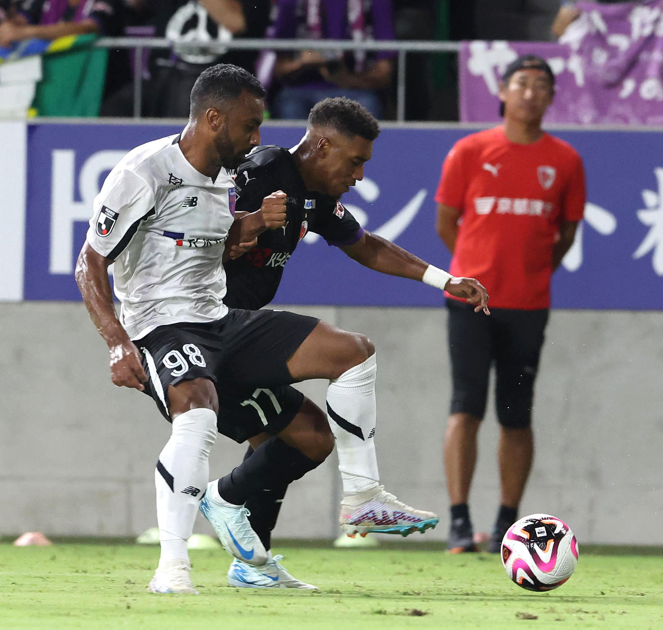 京都対FC東京　後半、激しく競り合うFC東京エヴェルトン・ガウディーノ（左）と京都ムリロ・コスタ（撮影・白石智彦）