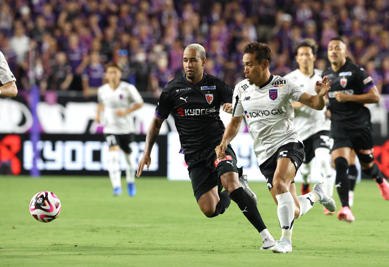 京都対FC東京　前半、競り合う京都マルコ・トゥーリオ（左）とFC東京長友（撮影・白石智彦）