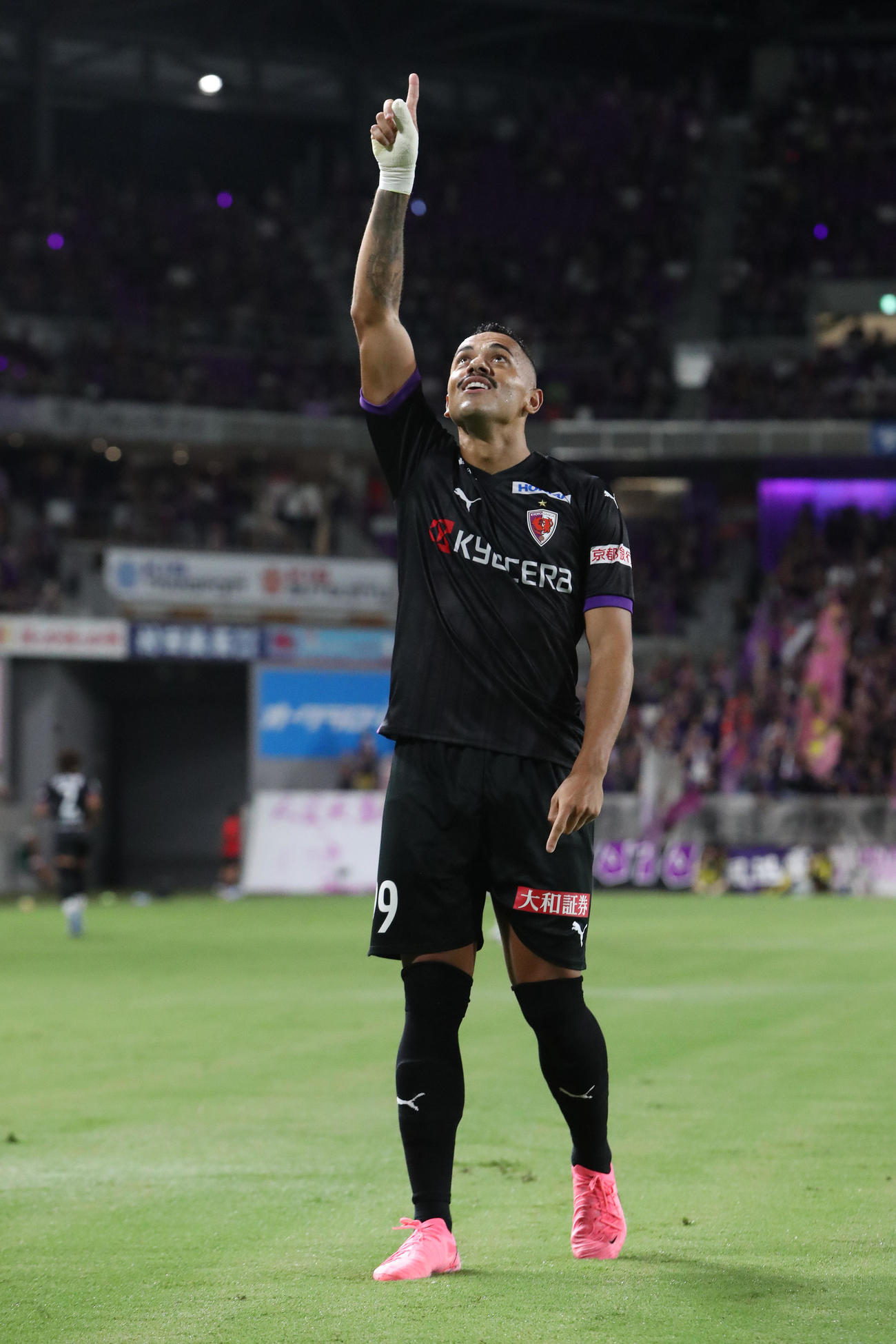京都対FC東京　前半、先制のヘディングゴールを決めて天に向かって指をさす京都ラファエル・エリアス（撮影・白石智彦）