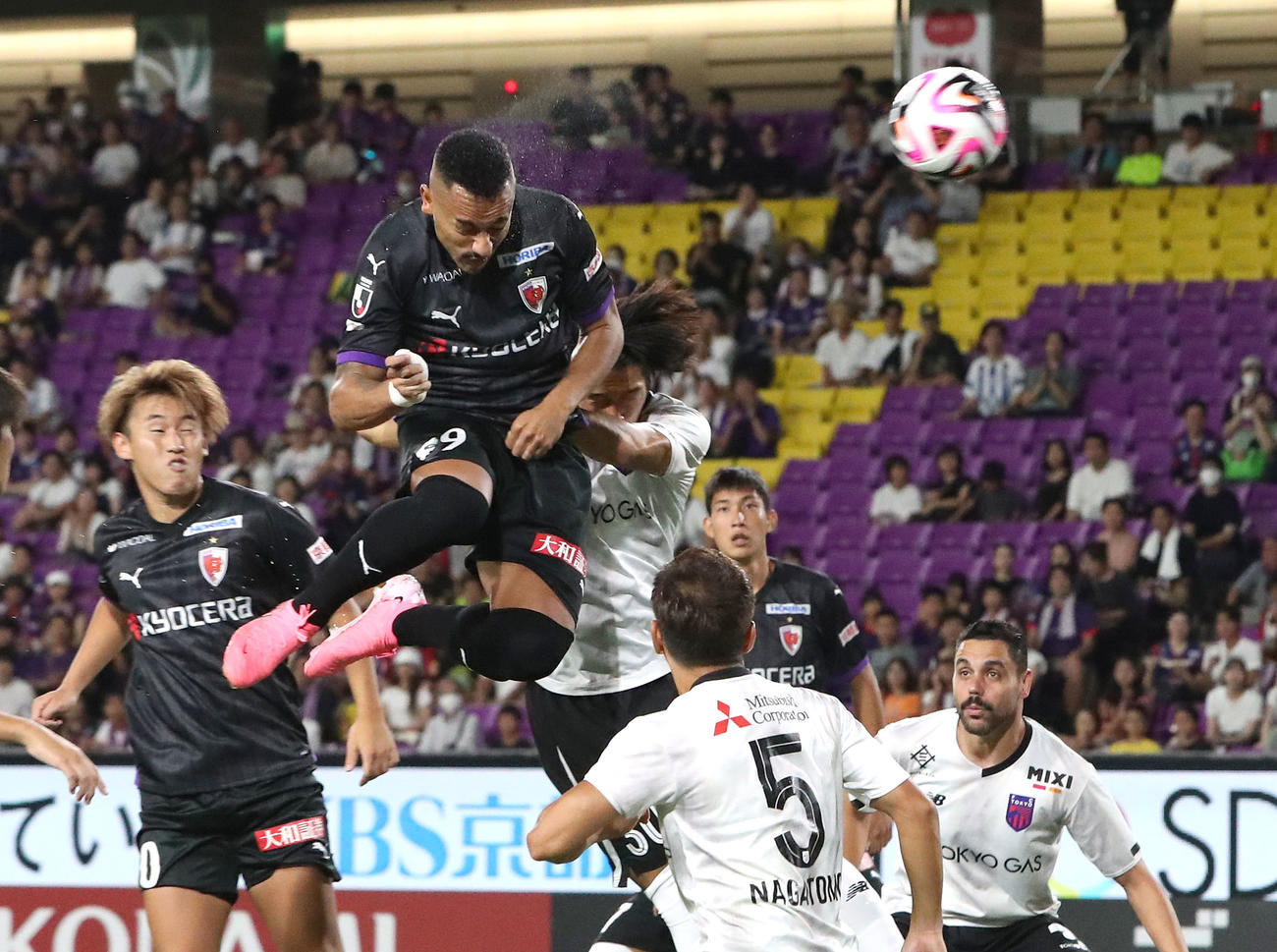 京都対FC東京　前半、先制のヘディングゴールを決める京都ラファエル・エリアス（撮影・白石智彦）