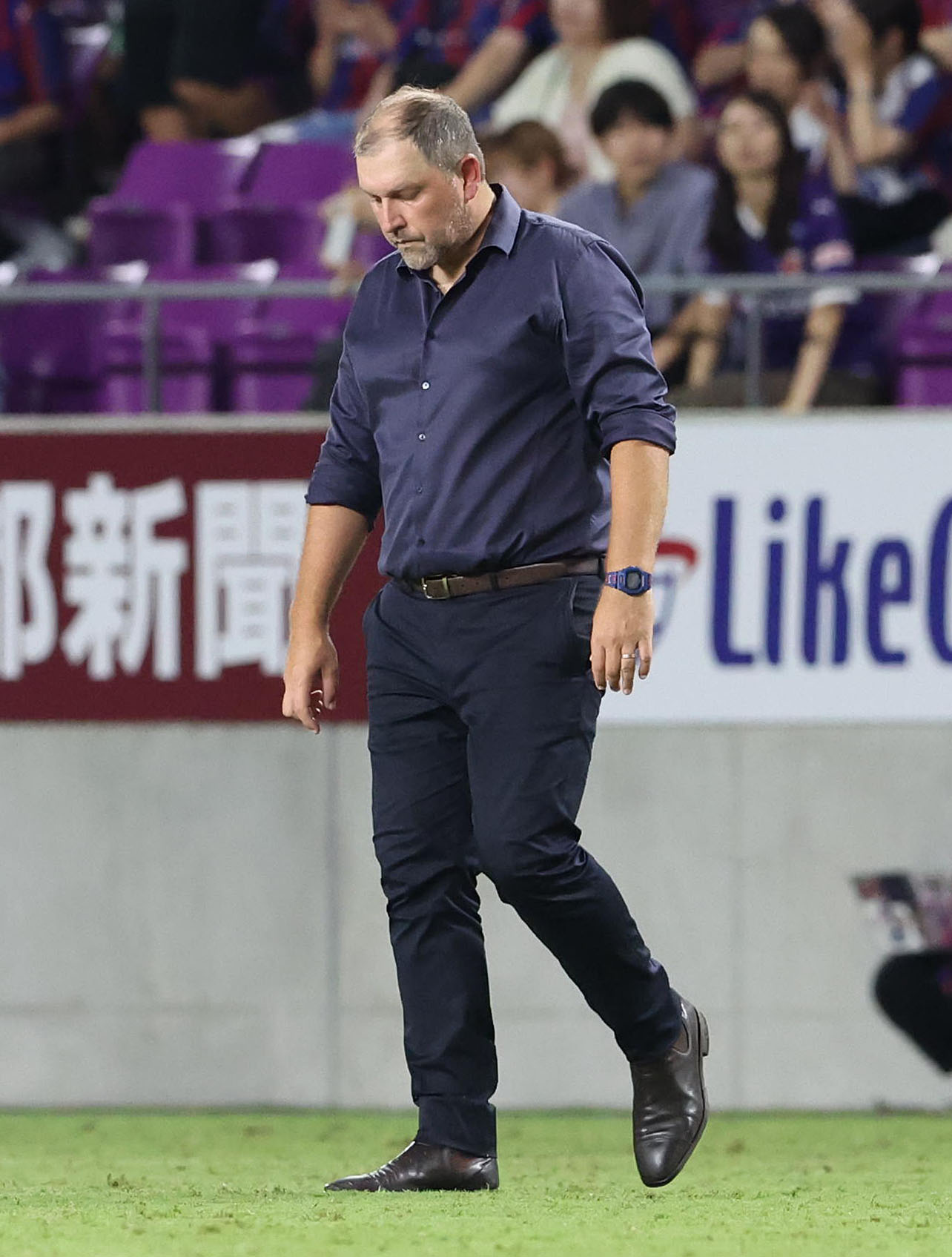 京都対FC東京　京都に敗れてうつむくFC東京ピーター・クラモフスキー監督（撮影・白石智彦）