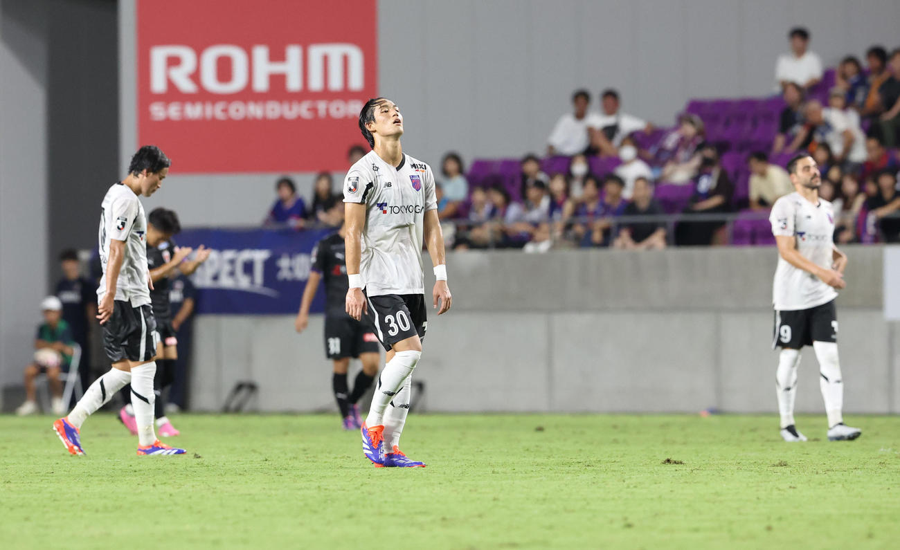 京都対FC東京　京都に敗れて肩を落とすFC東京イレブン（撮影・白石智彦）